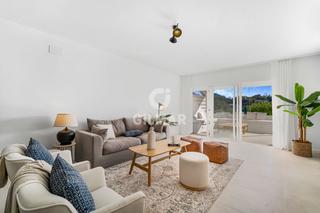 Rez-de-chaussée à La Quinta. Descubre este espacioso y elegante apartamento en planta baja en
