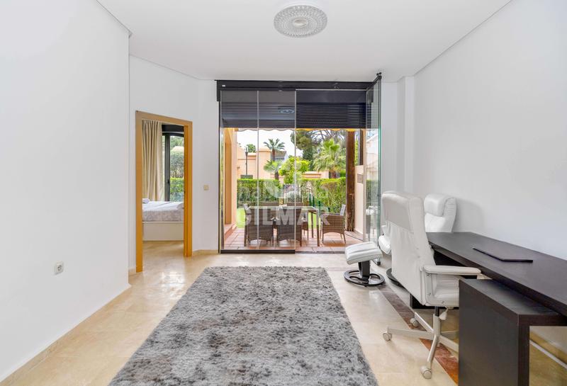 Foto 0f9263aa-808c-4255-bc07-a4d56e07a10d. Planta baixa amb calefacció aparcament piscina a Marbella