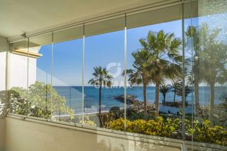 Appartement à Puerto Banús. Apartamento en primera línea de playa  puerto banúseste exclusiv