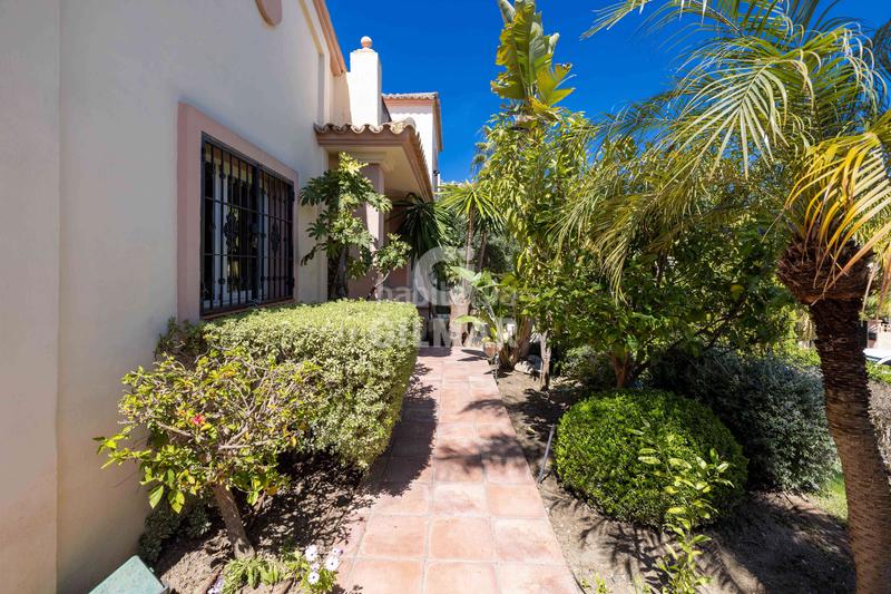 Foto b7fe3bcc-d243-4408-9d5d-e01c6b8a9848. Chalet avec chauffage parking piscine dans Guadalmina Alta Marbella