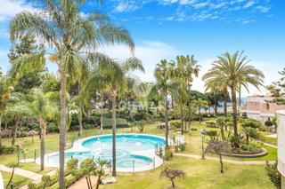 Apartament a Puerto Banús. En pleno corazón de puerto banús, presentamos este exclusivo apa