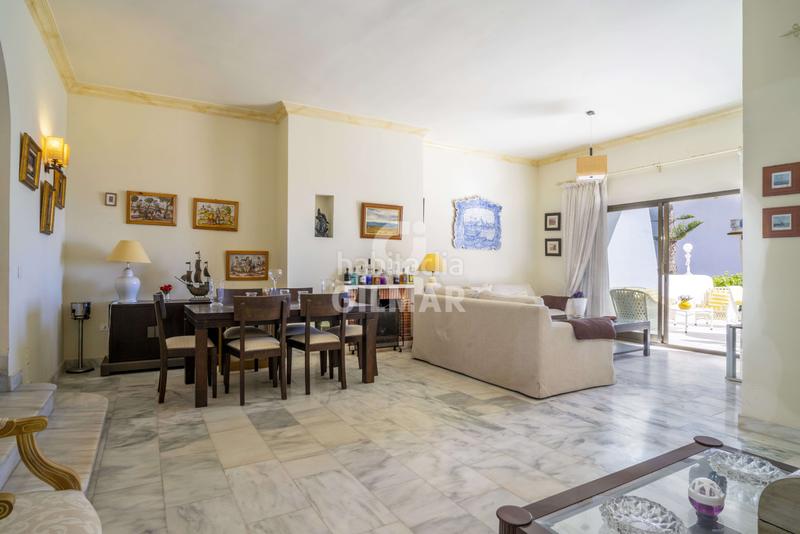 Foto 9122f75f-6ac4-4941-9c1d-d9a603a97160. Casa adossada amb calefacció aparcament piscina a Marbella