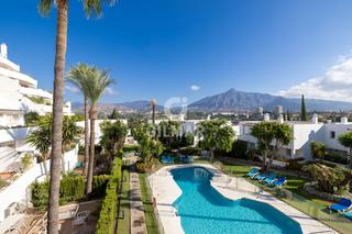 Appartement in Nueva Andalucía centro. Este luminoso apartamento reformado ofrece una oportunidad única