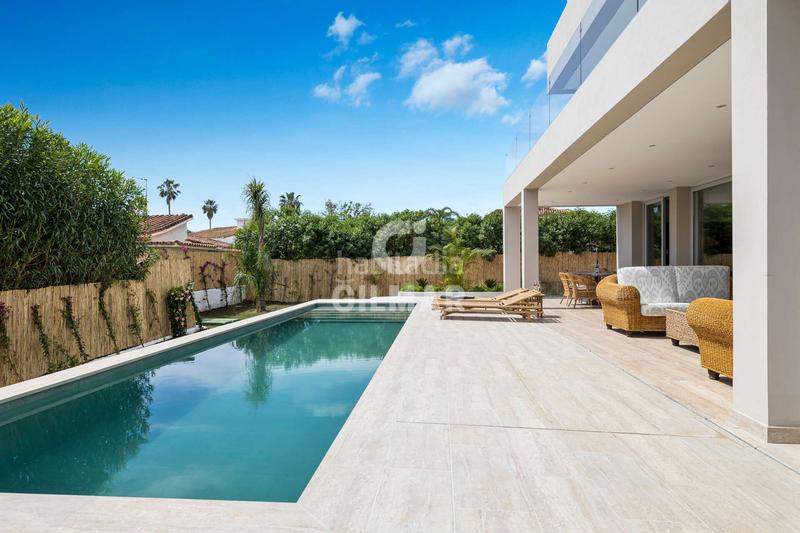 Foto 42d063f6-bb0a-4afd-9960-667facf7bf04. Chalet avec chauffage parking piscine dans Nueva Alcántara Marbella