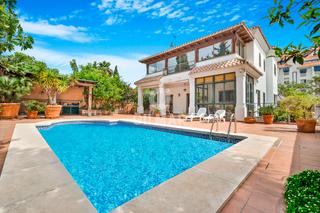 Xalet a San Pedro de Alcántara Pueblo. Preciosa villa de estilo andaluz en el corazón de san pedro de a