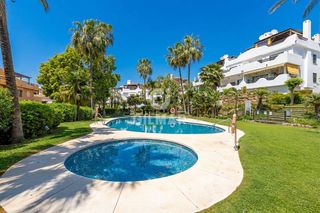 Casa aparellada a Nagüeles Alto. Chalet pareado de 4 plantas situado en milla de oro de marbella,