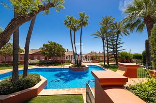 Apartment in La Quinta. Descubre este elegante apartamento de 2 dormitorios completament