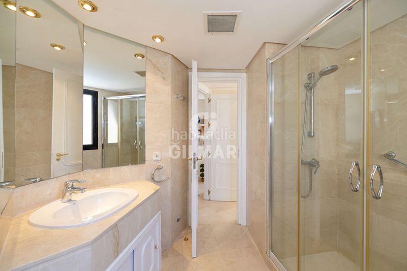 Foto 069dea58-357e-4148-a2aa-83245a474579. Dúplex amb calefacció aparcament piscina a lomas de Marbella club Marbella