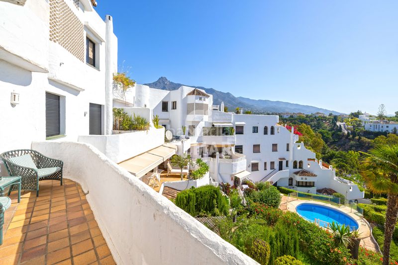 Foto c8d758e5-3ccc-44ec-9b8a-5c3e7a766f7c. Dúplex amb calefacció aparcament piscina a lomas de Marbella club Marbella
