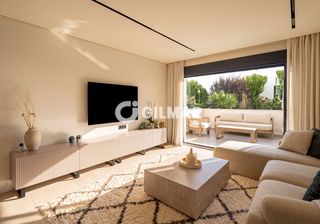 Piccolo appartamento in Nueva Andalucía centro. Completamente renovado, este elegante apartamento de tres dormit