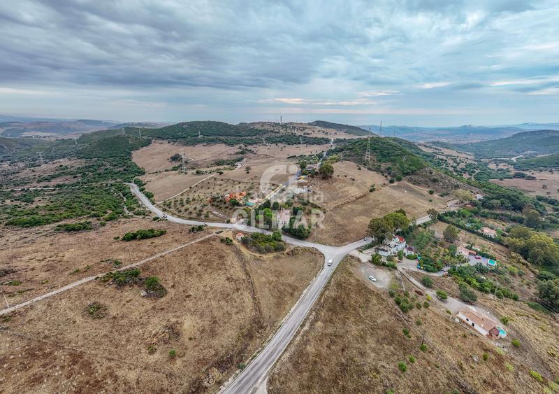 Foto c00da120-768a-41b6-9781-5d449f91c7cc. Solar industrial a Casares pueblo Casares