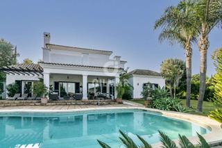 Chalet in Sotogrande Alto. Exclusiva villa mediterránea en sotogrande alto  junto al campo