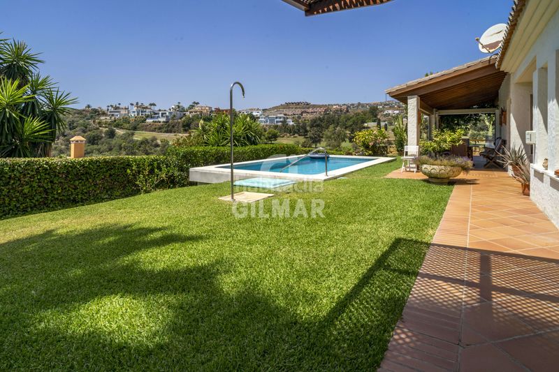 Foto 1b59d600-2cc4-4869-938e-0bb16190c0cd. Xalet amb calefacció piscina a La Alquería Benahavís