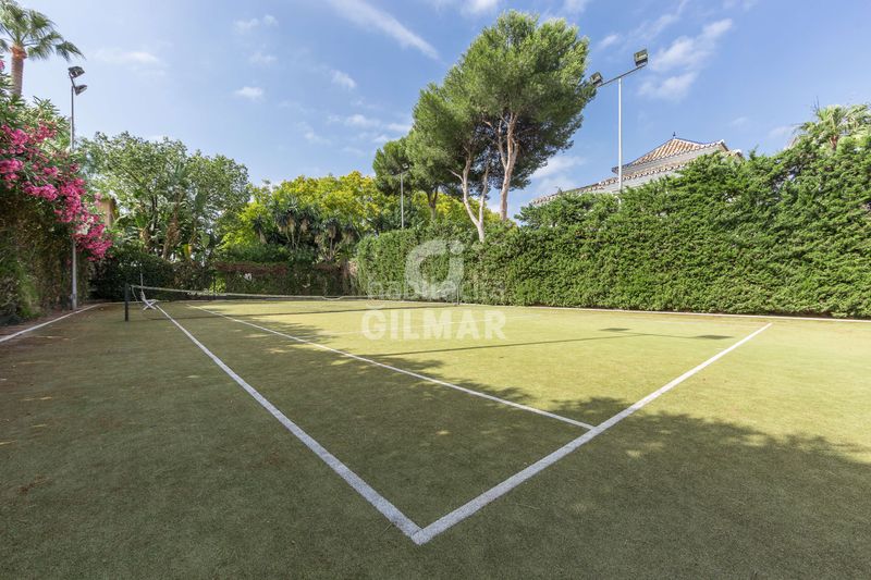Foto 4b399192-fe64-4282-836d-523860752a2e. Xalet amb calefacció aparcament piscina a Paraiso - Barronal Estepona