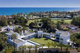 Chalet in Sotogrande Costa. Esta espléndida villa en kings  queens, sotogrande costa, repres