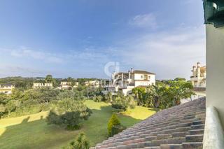 Dúplex a Sotogrande Alto. Este impresionante ático en primera línea de golf en san roque c