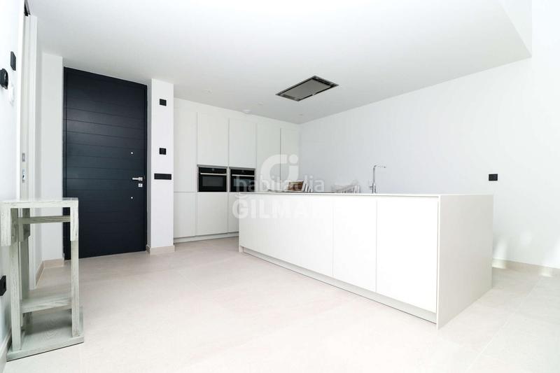 Foto 2eab2bc5-21d1-4dea-ac31-8079438149a6. Casa adossada amb calefacció aparcament piscina a Estepona