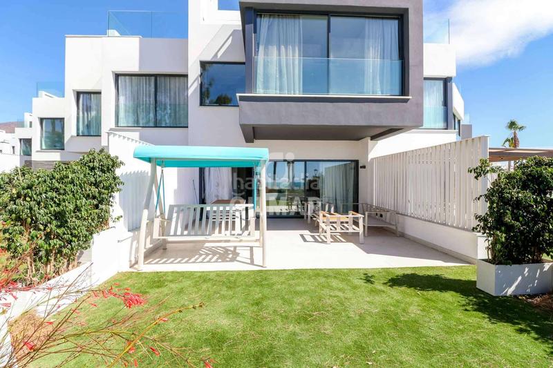 Foto 9891e3c8-34db-4a6f-88d6-861a2f0c9363. Casa adossada amb calefacció aparcament piscina a Estepona