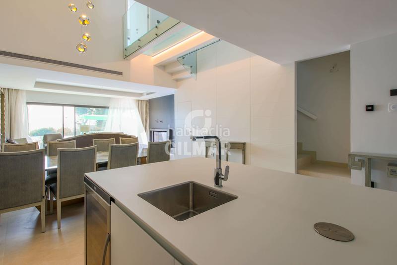 Foto df8197a1-f080-425e-83bd-b9379219a11c. Casa adossada amb calefacció aparcament piscina a Estepona