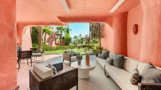 Appartement à Guadalmansa. Este impresionante apartamento en planta baja de 3 dormitorios y