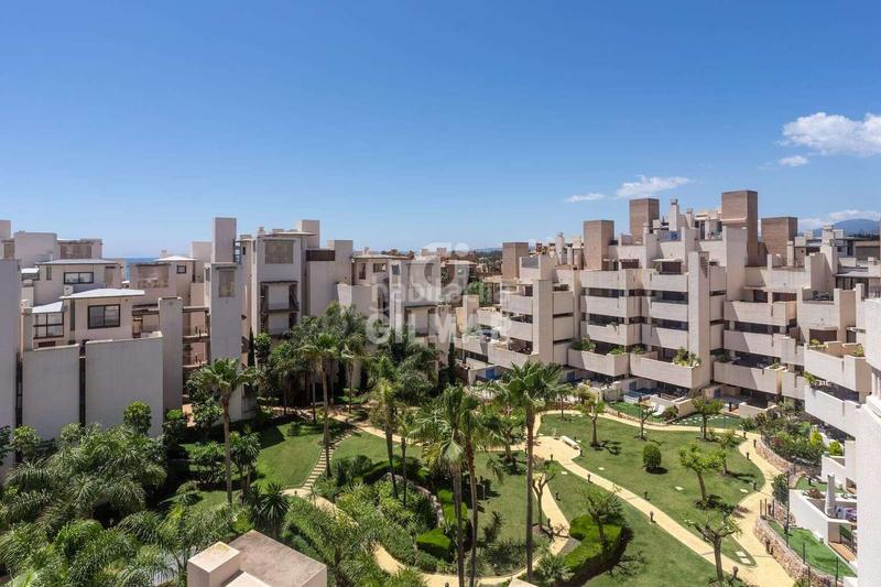 Foto b8ec20e7-193c-4774-a87b-e2fd472f61d5. Zweistöckige wohnung mit heizung pool in sierra de Estepona - avda. de andalucía Estepona