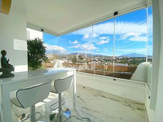 Apartament a La Concha - Resina Golf. Presentamos este impresionante ático de 2 dormitorios y 2 baños,