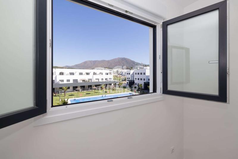 Foto e02415a1-e807-41ab-a0e2-4ec75b54bb4e. Àtic amb calefacció aparcament piscina a Guadalobón Estepona