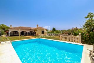 Chalet à La Concha - Resina Golf. Descubre una oportunidad única con esta casa ubicada en la prest