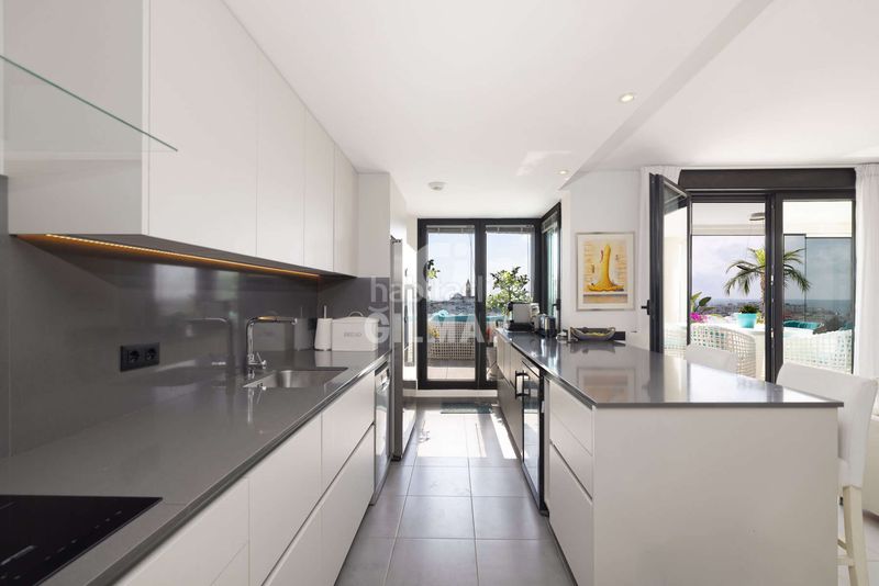 Foto 9ea3af2a-de67-4ad4-ad98-7e952705b01e. Àtic amb calefacció aparcament piscina a Parque Central Estepona