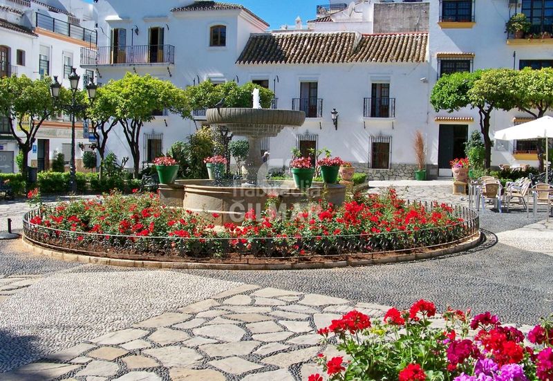 Foto f4c95c5f-86e6-47e8-a4d5-20d33cf7d881. Casa aparellada a Centro Estepona