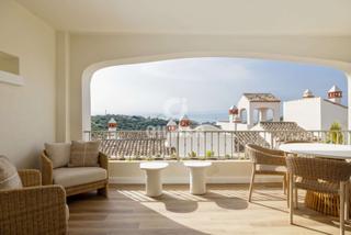 Reihenhaus in Valle Romano Golf. Excelente inversión en primera línea de golfeste chalet adosado