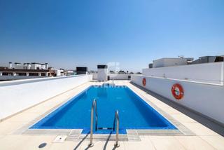 Apartament a Parque Central. Este luminoso apartamento de 2 dormitorios y 2 baños se encuentr