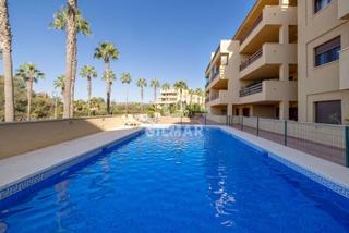 Pis a Puerto de Sotogrande-La Marina. Descubre este amplio, espacioso y elegante apartamento ubicado e