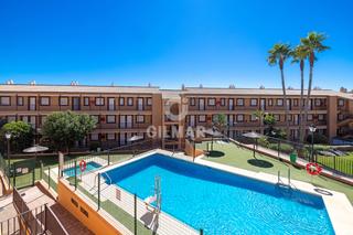 Apartament a Marina de Casares. Este elegante apartamento destaca por su luminosidad, su agradab