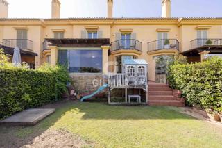 Casa adosada en Sotogrande Alto. Elegante chalet adosado con vistas al golf y al lago en sotogran