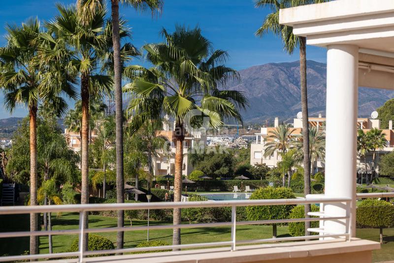 Foto 21b98c30-9583-406e-83ee-b5a107c06079. Zweistöckige wohnung mit heizung parking pool in La Concha - Resina Golf Estepona