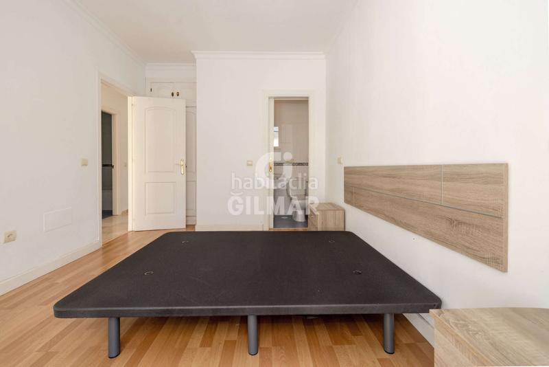 Foto a0d16f94-0c54-4600-88ee-f14b5e2c1437. Casa adossada amb aparcament piscina a puerto de Estepona Estepona