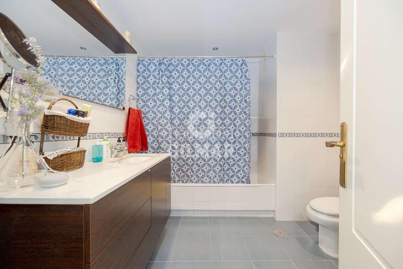 Foto 8010e0bd-5525-4b1a-ba7c-b7c1a466d34c. Pis amb calefacció aparcament piscina a Huerta Nueva Estepona