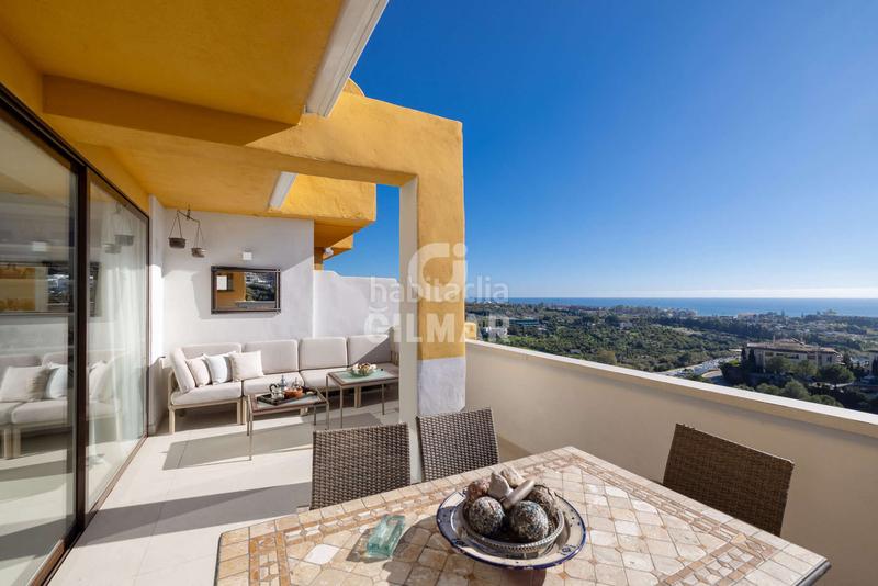 Foto 0697b777-803a-4e2c-a06a-3674c875502c. Tríplex amb calefacció aparcament piscina a La Concha - Resina Golf Estepona