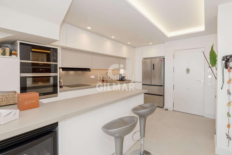 Foto 0f4d9d13-bc27-4ec1-b9d0-898d3864edc3. Tríplex amb calefacció aparcament piscina a La Concha - Resina Golf Estepona