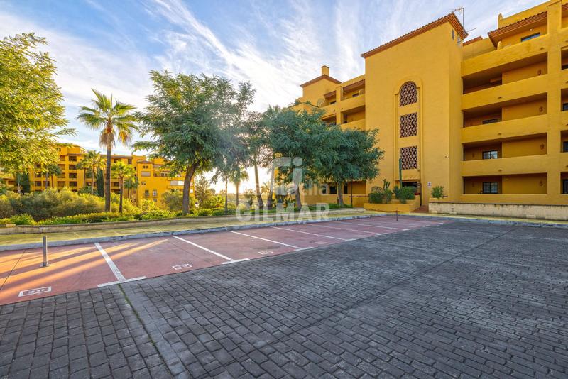 Foto 105901a9-78da-4e1e-821f-1a000310f069. Tríplex amb calefacció aparcament piscina a La Concha - Resina Golf Estepona