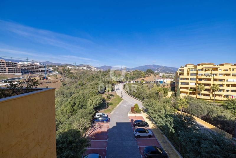 Foto 1c63d31f-dcb3-4a10-a3a9-bf60d15c24e0. Tríplex amb calefacció aparcament piscina a La Concha - Resina Golf Estepona