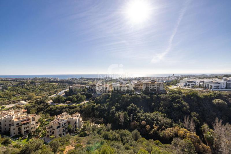 Foto 1e2889e1-3c9c-498c-9144-26bd74328836. Tríplex amb calefacció aparcament piscina a La Concha - Resina Golf Estepona