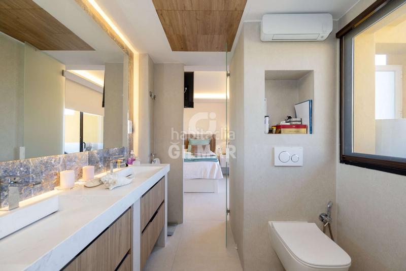 Foto 4995b517-7adc-456f-93da-b4e9a984d4a1. Tríplex amb calefacció aparcament piscina a La Concha - Resina Golf Estepona