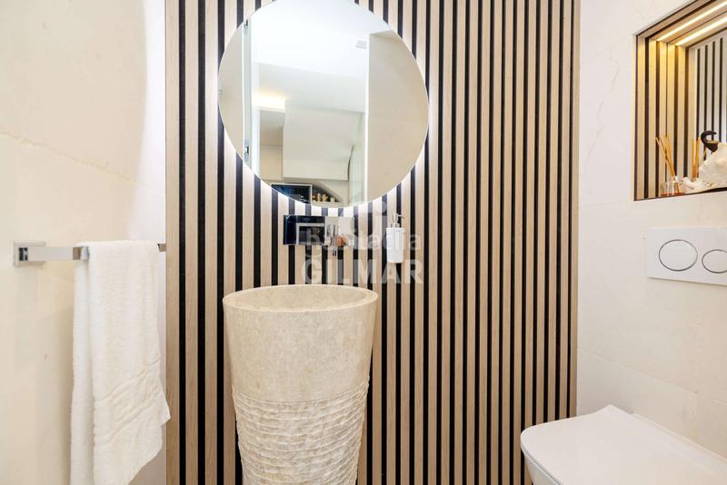 Foto 4d4ee374-9da6-40c0-9638-3e67ddb6f408. Tríplex amb calefacció aparcament piscina a La Concha - Resina Golf Estepona