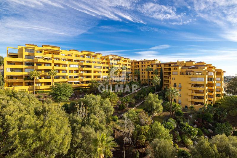 Foto 62cd88cf-bf1c-4948-84a3-b9e7f8a30887. Tríplex amb calefacció aparcament piscina a La Concha - Resina Golf Estepona