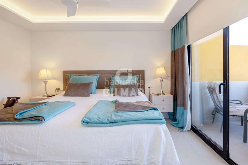 Foto 6d52364f-8d85-4c21-bd3f-e3ef544a2777. Tríplex amb calefacció aparcament piscina a La Concha - Resina Golf Estepona