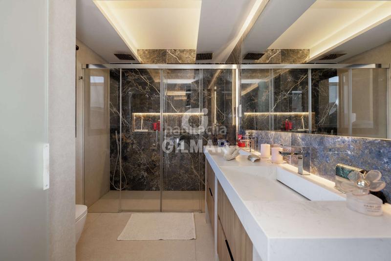 Foto 6f708b00-9158-4136-b93e-4b2dad0eefb1. Tríplex amb calefacció aparcament piscina a La Concha - Resina Golf Estepona