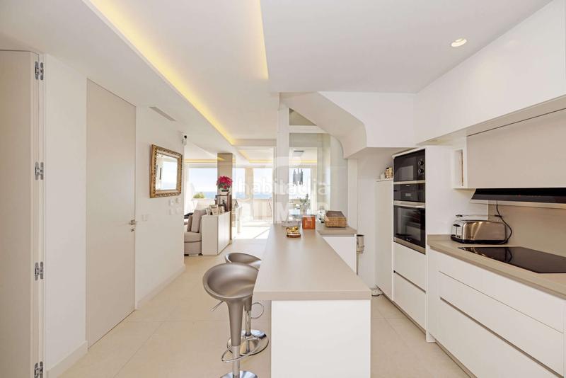 Foto 7adf9fad-7d32-48d3-b538-8568653eec1e. Tríplex amb calefacció aparcament piscina a La Concha - Resina Golf Estepona