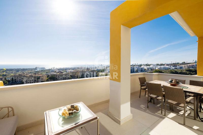 Foto 83a3bbf1-b850-410c-8585-b853c6713ec8. Tríplex amb calefacció aparcament piscina a La Concha - Resina Golf Estepona